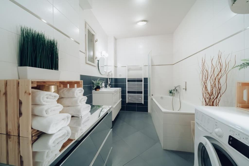Downtown 2Bd Riverside Apartment Near Dancing House Praga Exterior foto